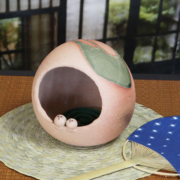 【今だけ10%OFFクーポン配布中】送料無料 信楽焼ふくろう蚊遣り 陶器蚊やり器 インテリアも最適 蚊遣り器 やきもの 蚊取り 焼き物 信楽 蚊取り線香 蚊遣器 kr-0020 7,700円