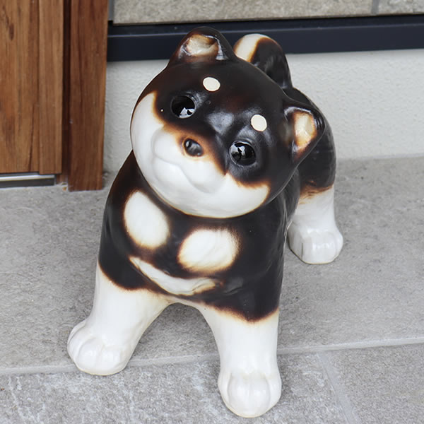 信楽焼 黒柴犬 黒豆柴 置物 陶器 柴犬 可愛い かわいい 雑貨 犬置物 いぬ イヌ やきもの ガーデニング インテリア ギフト しがらき 焼き物 豆柴 ok-0088