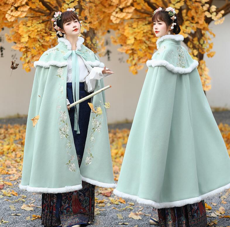 美品裏起毛レディース漢服マント　ロング丈羽織　4色　唐装 漢服 冬　マント ケープ　森ガール風中華服 厚手　古典美人　ファー　ファー付きチャイナ服 コスプレ衣装　刺繍　暖かいクリスマス舞台衣装 中華厚手羽織コート　ハロウィン