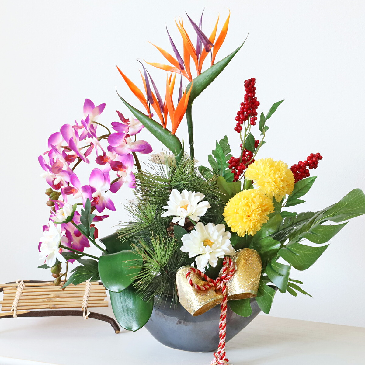 造花 ストレチアと胡蝶蘭の豪華なアレンジ お正月 シルクフラワー らん 玄関飾り 正月飾り CT触媒 光触媒 フラワーアレンジ インテリア フラワーアレンジメント arg