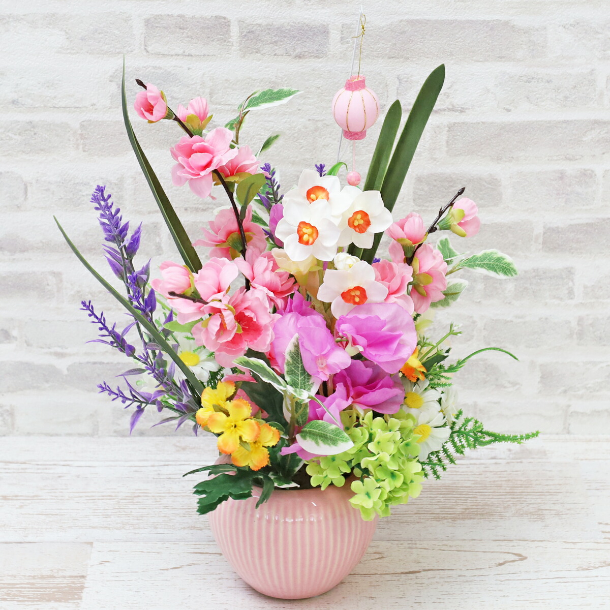 造花 桃の華やかさと水仙がかわいいアレンジ シルクフラワー もも モモ すいせん スイセン CT触媒 光触媒 桃の節句 ひな祭り ひなまつり ...