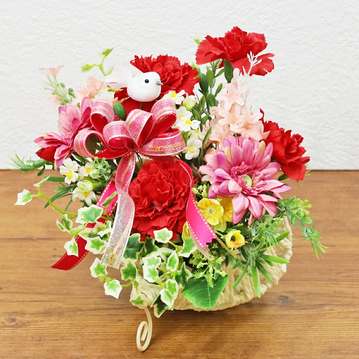造花 カーネーション ハートのかごに赤いカーネーションとライラックのアレンジ 花 枯れない花 ギフト プレゼント メッセージカード バスケット CT触媒 シルクフラワー フラワーアレンジメント