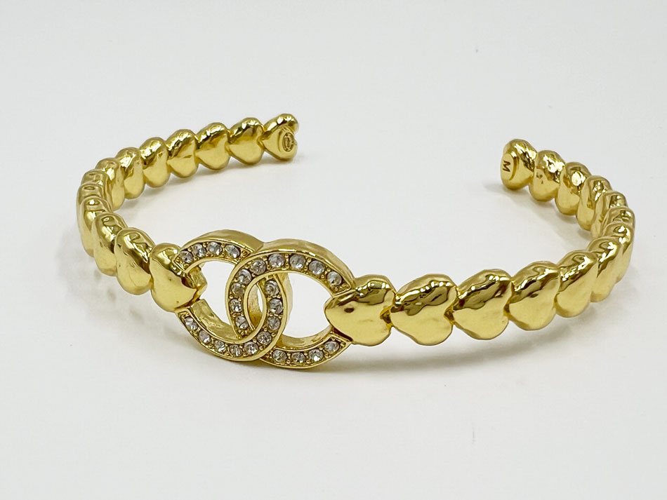 CHANEL シャネル　ブレスレット　バングル　アクセサリー　美品　ハート ハートが重なって可愛い♡》CHANELバングル/ブレスレット