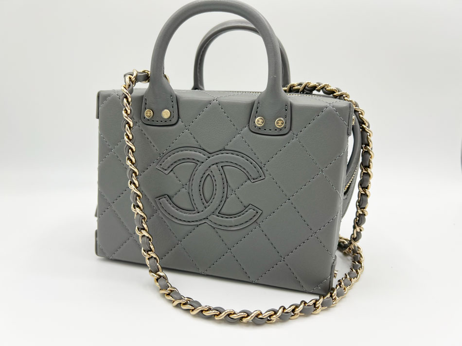 【25S☆ロゴプレート☆】CHANEL ロング ヴァニティケース ヴァニティケース - グレインド シャイニー カーフスキン