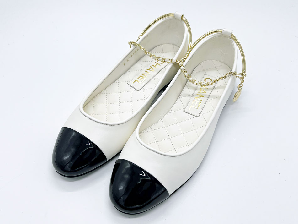 CHANEL シャネル レディース パンプス バレーシューズ 平ったい シューズ 靴 Ballet flats 子ヒツジ人はだ 白いこと 黒いこと 宝飾品 大きさ:38 22S G38986 X56569 K4190 新品負けず劣らず【中古】