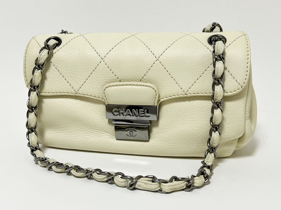 CHANEL シャネル チェーン店ショルダーバッグ なめし革 象牙色 しろがね色金具 螺旋釘取れ【中古】
