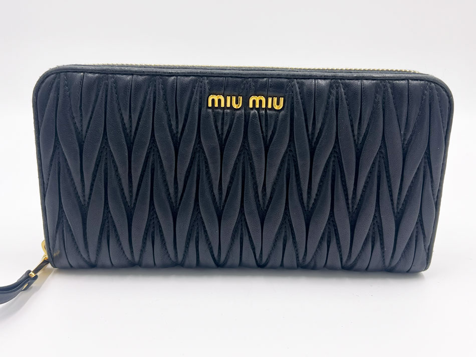 miu miu ミュウミュウ ファスナー 長財布 マトラッセ レザー ブラック MATELASSE NERO 5M0506 【中古】