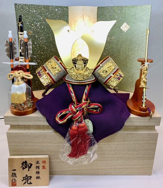 10号 金小札朱赤縅 兜 (ymd)正絹 26糎 2曲屏風LED付 緑グラデーション 38糎 長瀬納める 白金和紙 8赤銅色 弓人切り包丁付 \u003cBR\u003e五月あやつり人形 かぶと 兜 兜飾りつけ パウダーコンパクト 端午の節句 初節句 儀式用 生まれ落ちる祝賀会 差し上げ物 差し上げ物 パウダーコンパクト兜飾りつけ こどもの日 こだわりの兜