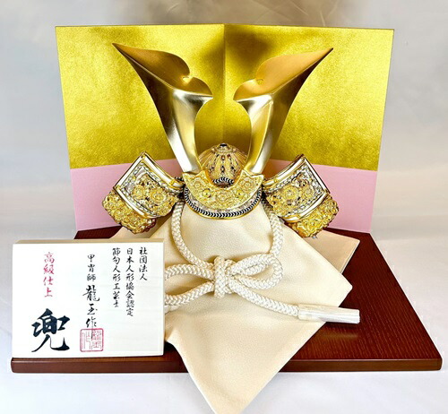 兜 S802 兜 飾り台 木目桜色 60x35 二曲一双 金彩ピンク 屏風 H24x18 五月人形　兜飾り　コンパクト　端午の節句　初節句　お祝い　こどもの日　海外へのお土産　こだわりの兜　日本文化　日本伝統　日本土産　菖蒲の節句