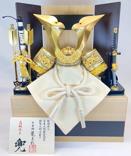兜 S802 兜 立体大鍬形 32肌理納める 三曲茶E-121 弓人切り包丁付き添い人\u003cBR\u003e五月あやつり人形 兜飾りつけ パウダーコンパクト 端午の節句 初節句 儀式用 こどもの日 外国でへのお差し上げ物 こだわりの兜 日本培養 日本言い慣わし 日本差し上げ物 花ショウブの節句