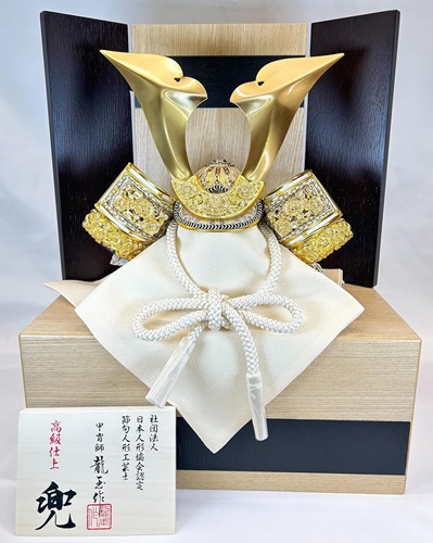 兜 S802 兜 立体大鍬形 32肌理納める 三曲茶E-121 \u003cBR\u003e五月あやつり人形 兜飾りつけ パウダーコンパクト 端午の節句 初節句 祝賀会 こどもの日 外国でへのお差し上げ物 こだわりの兜 日本教養 日本言い慣わし 日本差し上げ物 花ショウブの節句