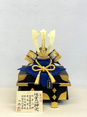 九号 純金箔押 多聞丸兜 三ツ鍬形 金茶糸縅 富久紗・正絹一越\u003cBR\u003e五月あやつり人形 兜 こどもの日 端午の節句 初節句 祝賀会 差し上げ物 差し上げ物 日本言い慣わし 日本教養 言い慣わし芸術 日本差し上げ物 和風室内装飾 パウダーコンパクト兜 こだわりの兜 兜飾りつけ かっこいい兜 総角挙げ句の果て