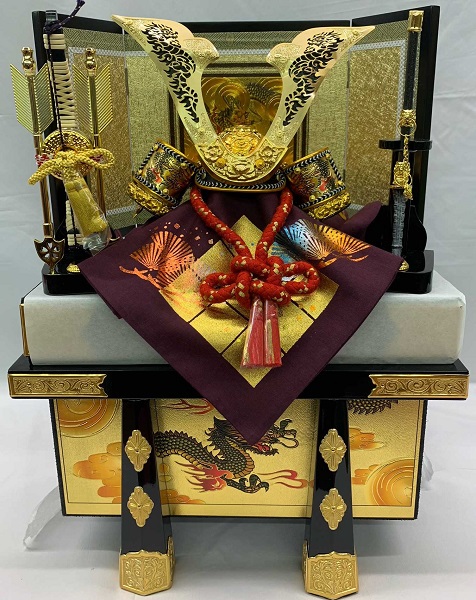 五月人形 兜 7号立体透かし模様付大鍬形兜セットH735 装飾金具付収納台付 金屏風 弓太刀 本革金箔小桜 兜飾り　端午の節句　初節句　お祝い　海外へのお土産　コンパクト　日本伝統　日本土産　こどもの日　菖蒲の節句　総角結び　お守り　魔除け　誕生祝い　かぶと 27,720円