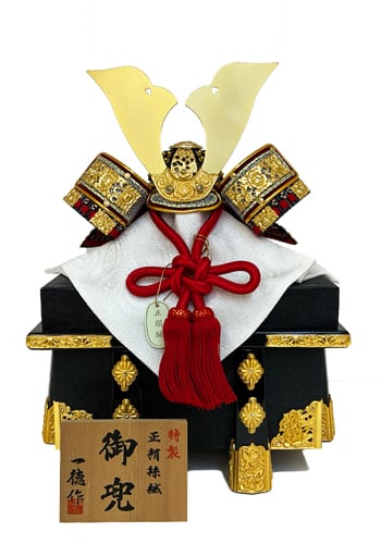 8号兜　香具山兜　赤糸縅　黒小札 五月人形　兜飾り　端午の節句　初節句　お祝い　誕生祝い　プレゼント　こどもの日　海外へのお土産　こだわりの兜　日本文化　日本伝統　日本土産　総角結び　お守り　魔除け　鎧兜　菖蒲の節句