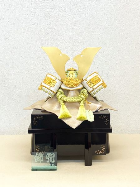 8号兜 廉（れん） 裏柳色（うらやなぎいろ）縅糸 溜塗櫃\u003cBR\u003e五月あやつり人形 兜飾りつけ かぶと 端午の節句 こどもの日 初節句 祝賀会 差し上げ物 差し上げ物 こだわりの兜 日本言い慣わし 日本差し上げ物 日本教養