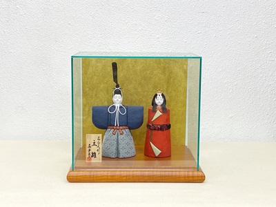 木目込み人形 立雛 藍色・濃赤色 真多呂作 アクリルケース入り木目込み人形 雛人形 立ち雛 ひな人形 初節句 ひな祭り お祝い 桃の節句 ケース入り コンパクト お雛様 海外へのお土産 お祝い 日本伝統 日本文化|山本人形店