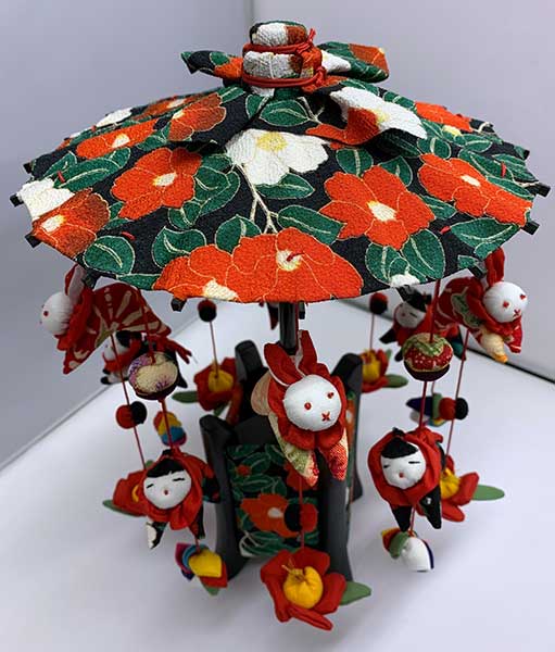 雛人形　つるし雛　傘福つるし　椿・TK 初節句　桃の節句　つるし雛　つるし飾り　雛人形　ひな祭り　雛飾り　海外へのお土産　お祝い　お雛様　日本伝統　日本文化　和風インテリア　日本土産　ギフト　プレセント　コンパクト　おひな様　伝統　こだわり　縁起