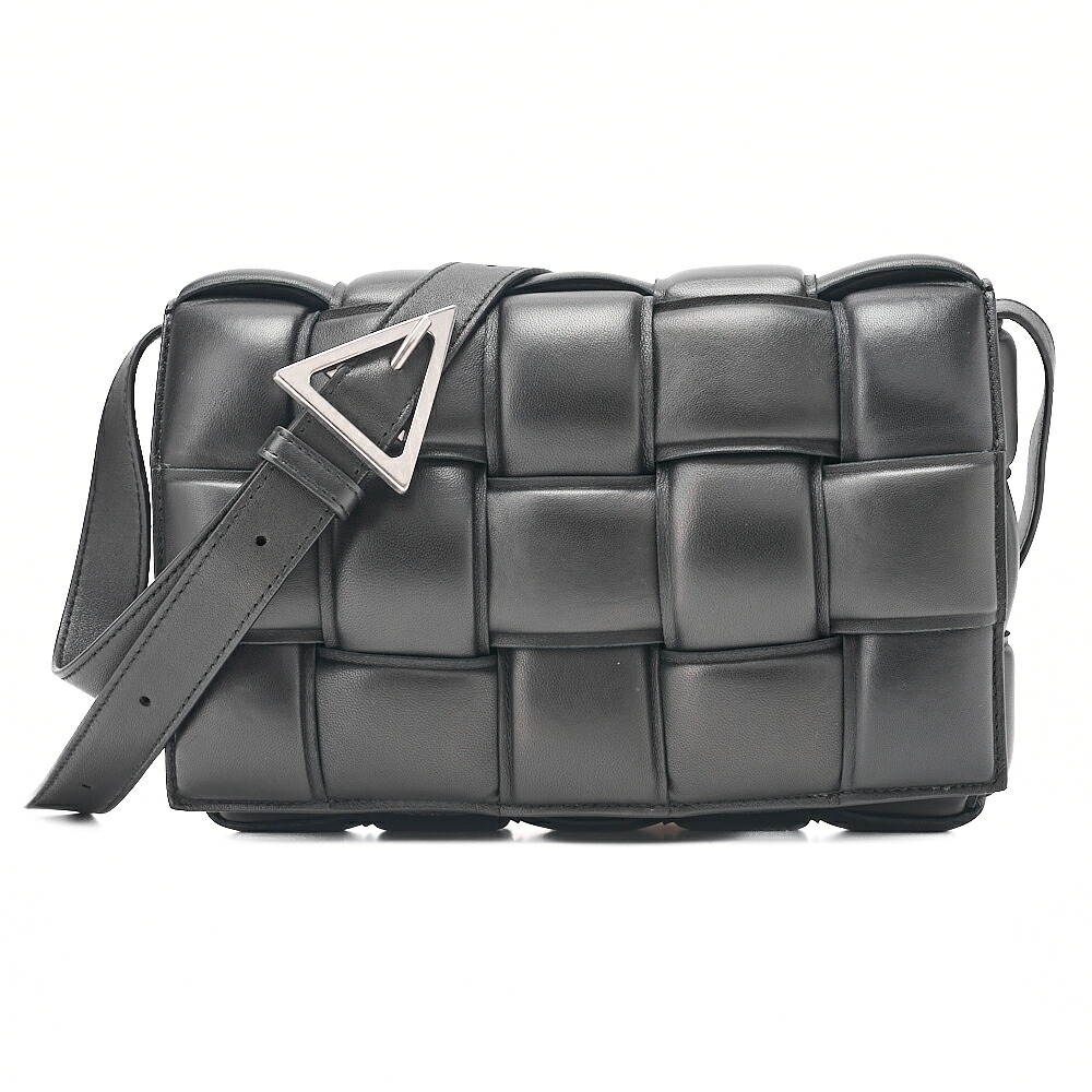 BOTTEGA VENETA  ボッテガ イントレチャート 子ヒツジ素はだ パデットカセット ショルダーバック 黒 しろがね色金具 レディース御徒面子 ブランド名【中古】【貨物輸送無料】