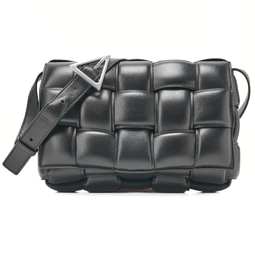 BOTTEGA VENETA  ボッテガ イントレチャート 子ヒツジ素はだ パデットカセット ショルダーバック 黒 しろがね色金具 レディース御徒面子 ブランド名【中古】【貨物輸送無料】