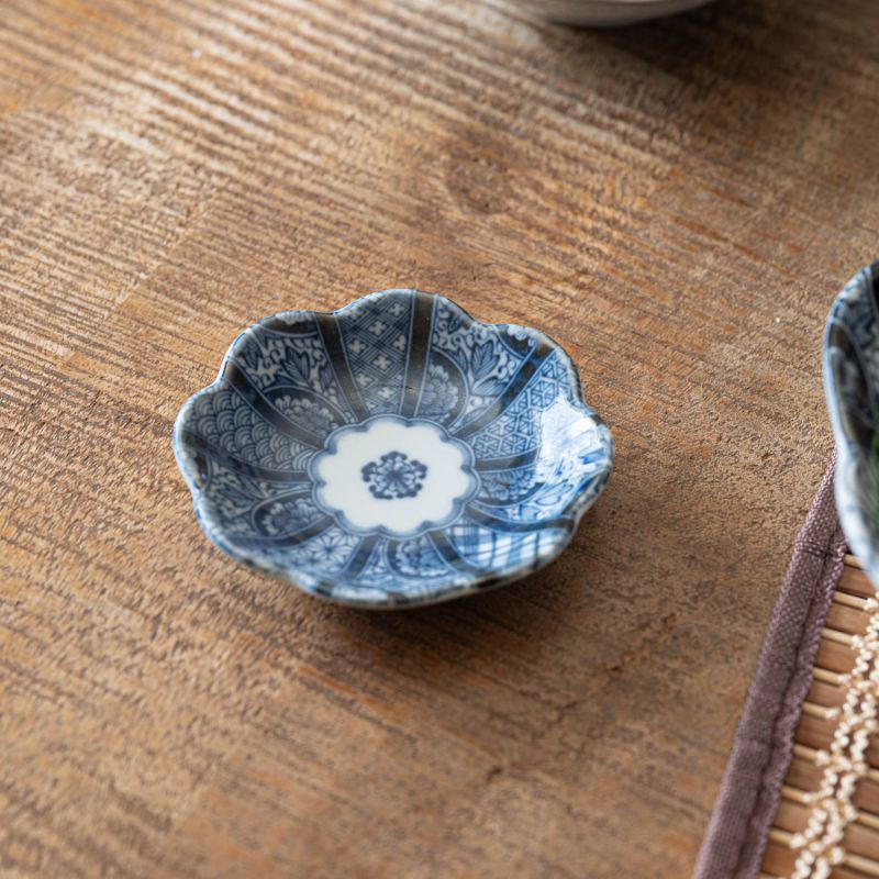楽天市場】藍京花 10.4cm小皿 日本製 美濃焼 和食器 丸皿 丸 楽天市場】藍京花 10.4cm小皿 日本製 美濃焼 和食器 丸皿 丸