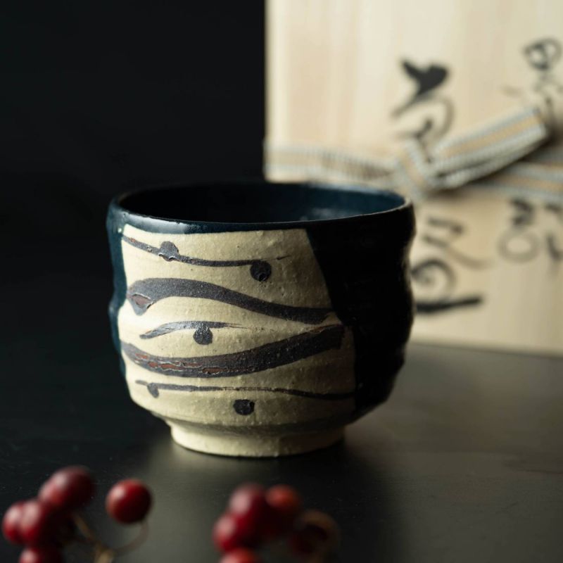 抹茶? 黒織部【木箱入り】[茶こしは付属していません] 日本製 美濃焼 和食器｜カフェ食器のプチスーベニア