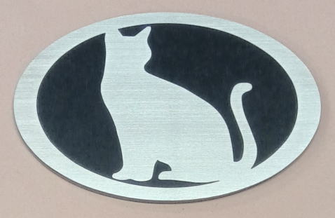 猫がワンポイントの楕円型エンブレム