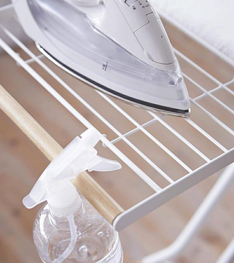 スチールと天然木という異なる素材をミックスしたシンプルなアイロン台 山崎実業 ホワイト 送料無料 ナチュラル Tosca Tosca 折りたたみ トスカ スタンド式 スタンド式アイロン台 安定感 アイロン カバー 平型 ワイド アイロン置台 ワンタッチ 高さ調節