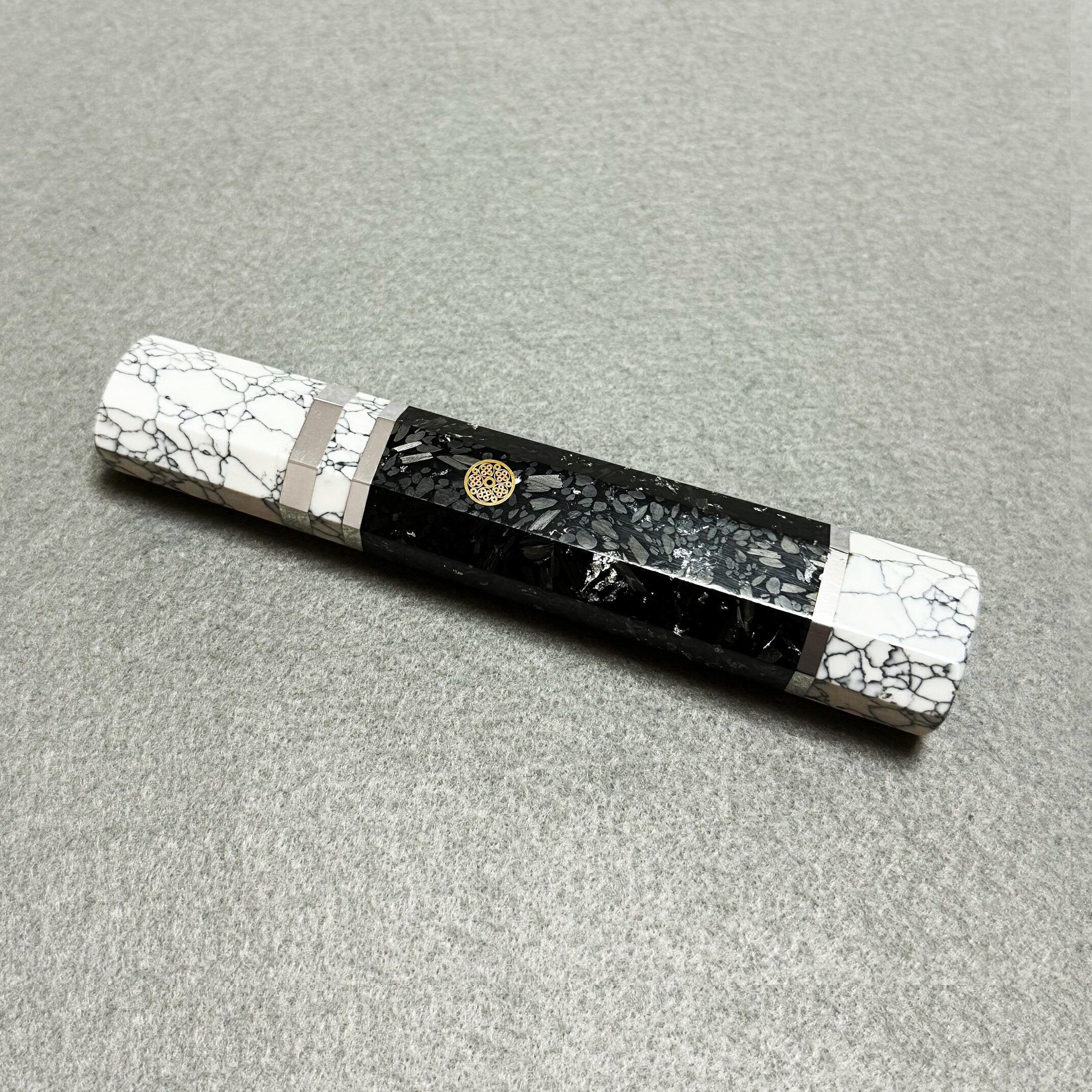 銀箔 炭素衣料繊維 トルコ石 青緑色 三段銀巻 牛刀240 牛刀8寸 筋引240 筋引8寸 牛刀210 牛刀7寸 筋引210 筋引7寸 牛刀180 牛刀6寸 筋引180 筋引6寸 菜切180 菜切6寸 三徳まかない方180 三徳まかない方6寸 全能まかない方 まかない方の柄 八角茴香柄 手持ち部分