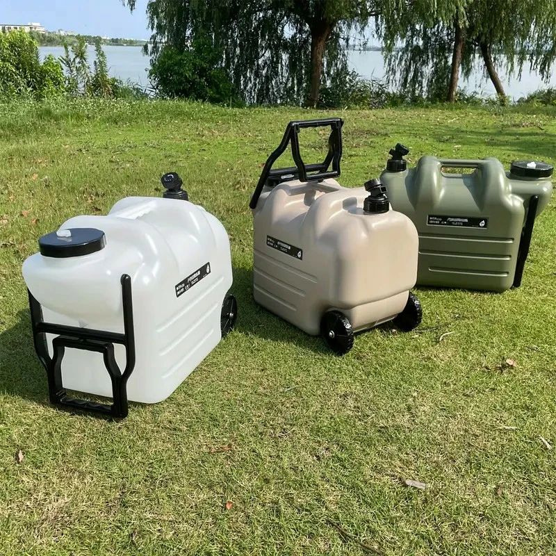 28Lポータブル水容器（車輪付き）- 大容量、耐久性のあるPEスクエアタンク、キャンプ・ハイキング・ピクニック用