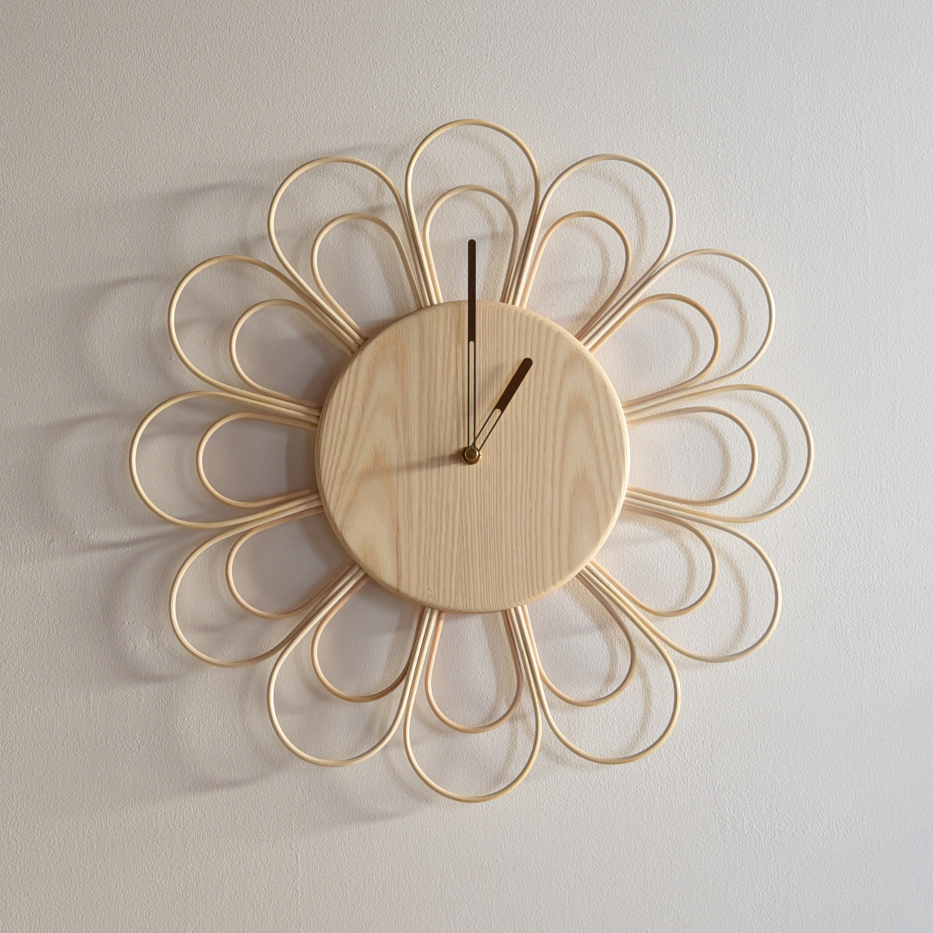 ラタンと木のナチュラルな籐とトネリコの時計ラタンのミラーなどと壁に配置してもいいですね。