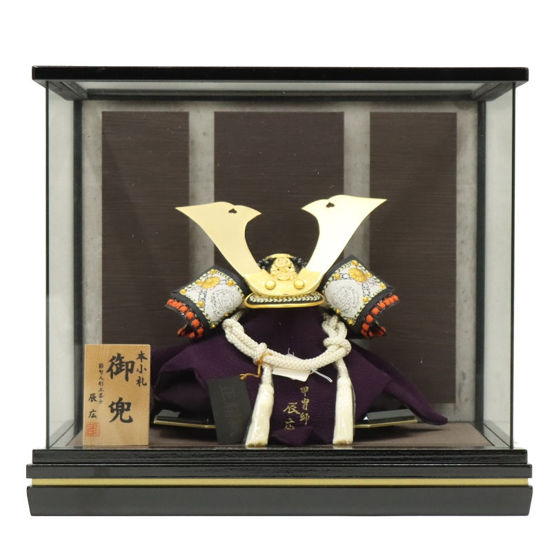 五月人形 ケース入兜 辰広作 1/5号 将 中鍬・白朱赤 黒パノラマガラスケースUSB照明付 2025-tb018 幅41.5cm ケース飾り 御兜 端午の節句 節句 お祝い インテリア｜社人形会館店