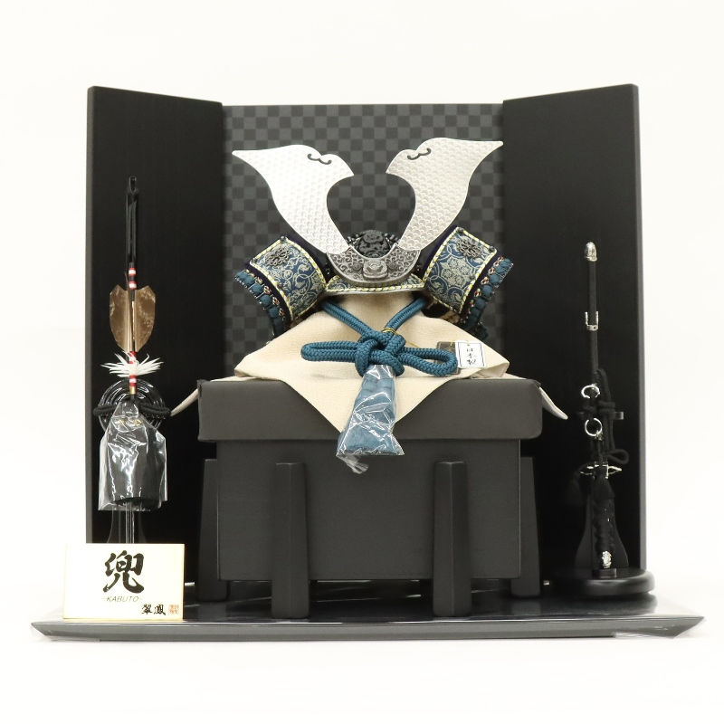 五月あやつり人形 兜飾りつけ平飾 翠鳳作 8号 果てしが無い之兜 DEEP SEA 黒の黒桐いちまつ 2025-tb058 幅45糎   端午の節句 節句 儀式用 室内装飾