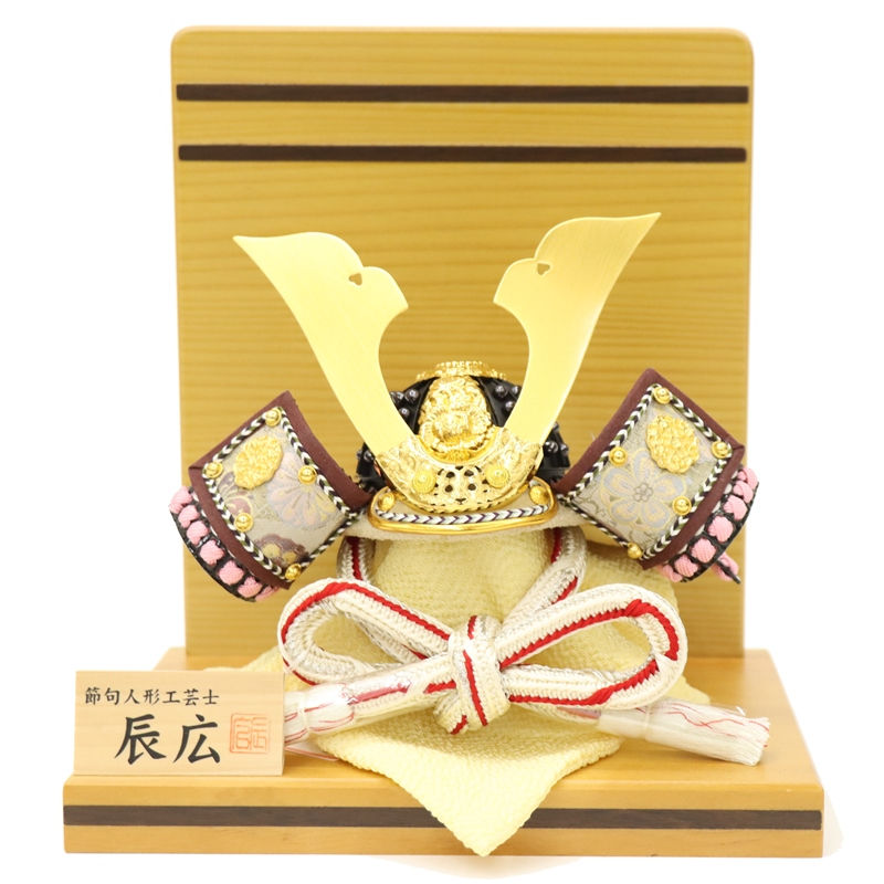 五月あやつり人形 兜飾りつけ平飾 辰広作 1/6号 瑛翔 さくら色・金 衝立書き割り 2025-tb105 幅22珊   端午の節句 節句 祝賀会 室内装飾
