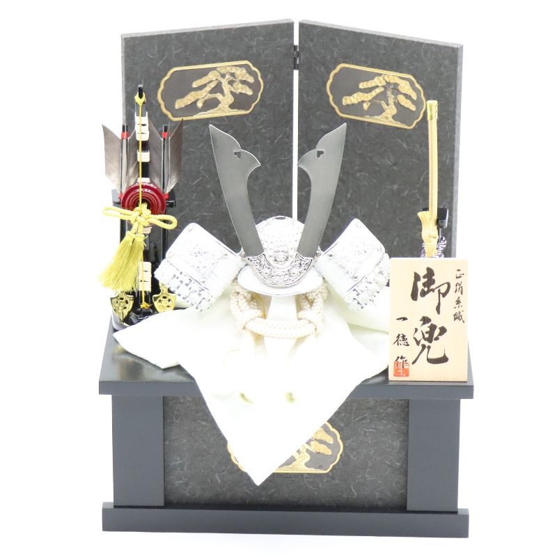 五月あやつり人形 兜 納める飾りつけ 一徳作 5号 巻雲 幅29珊 黒ペンキ塗り 和紙黒地金松屏風 薄緑正絹縅 銀小札 納める型 端午の節句 節句 祝賀会 室内装飾
