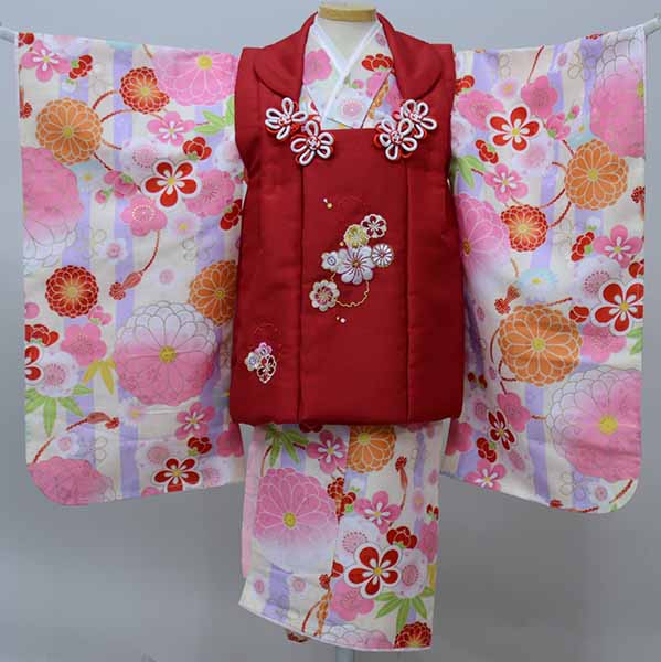 七五三 三歳 女児 被布着物フルセット 被布に刺繍入り 伊達襟付き クリーム色 被布は赤 合繊 祝着 お仕立て無料 新品（株）安田屋 NO41280｜安田屋呉服店