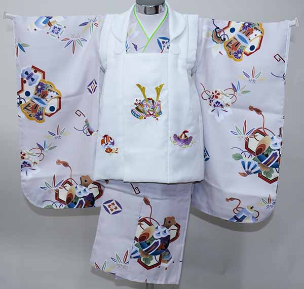 七五三 三歳 男児 被布着物セット 大正浪漫 被布に刺繍入り 淡いグレー×白色 祝着 新品(株)安田屋 NO41795|安田屋呉服店
