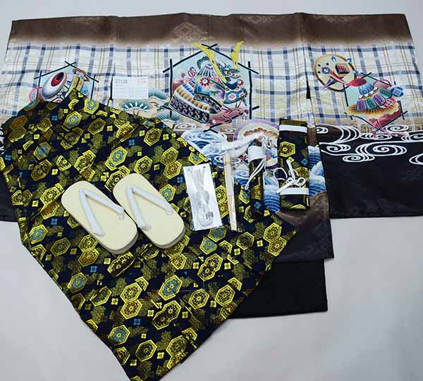 七五三 五歳 5歳 五才 5才 男児 男の子 羽織袴フルセット 着物 豪華絢爛 金刺繍 綸子地 茶&times;黒 兜 袴変更可能 祝着 新品（株）安田屋 NO37128｜安田屋呉服店
