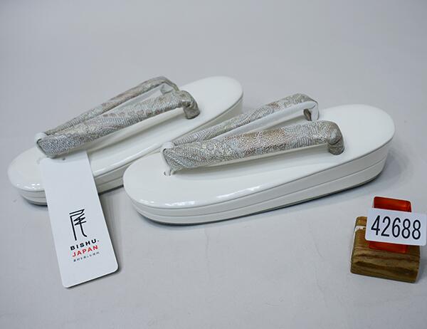 草履 日本製 ISOお墨付き標準尺度品 キルク原料品 BISHU 二段草履 合皮 M大きさ L大きさ 白地 単品 雁の使い容器に並べる便可 新品 (株) 安田屋 NO42688
