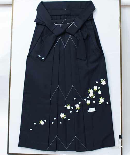 刺繍袴 雪輪と桜 単品 女性用 行灯袴 袴丈87 91 95cm 黒色 ヘラあり 楽天市場】袴 刺繍袴 雪輪と桜 単品 女性用 行灯袴 袴丈87cm 91cm 95cm