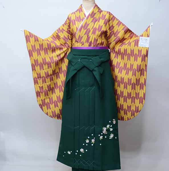 二尺袖 着物 袴フルセット 矢羽根柄 矢羽 着物丈は着付けし易いショート丈 赤色×オレンジ色 袴変更可能 卒業式 新品（株）安田屋 NO42202
