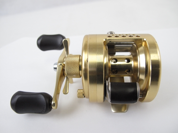 楽天市場 中古 Shimano シマノ 初代 00 カルカッタコンクエスト 1 ベイトリール N Rere 安く買えるドットコム