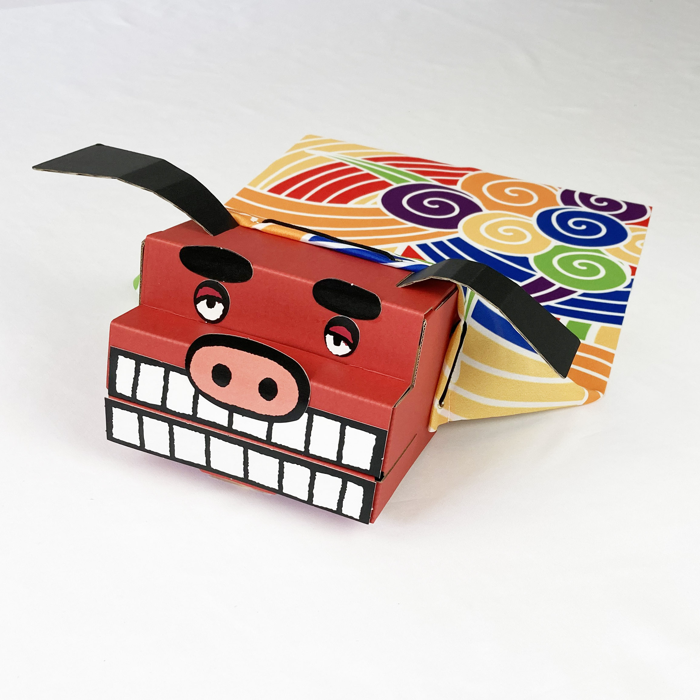 獅子舞 おもちゃ【ぱかぱかアニマル　ししまい】 ダンボール 赤 黒 油単(布)付 正月飾り画像