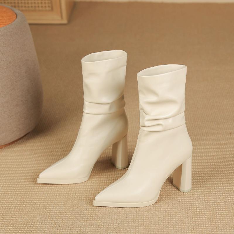 レディース 秋冬 ショートブーツ 漆皮 ミッドカット 厚底 チャンキーヒール ポインテッドトゥ ハイヒール 女性用 細身シルエット 光沢加工 スタイリッシュ 普段使い