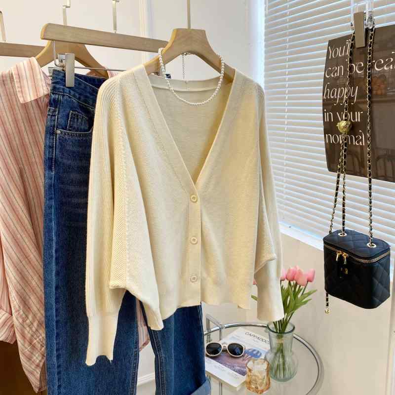 ニットカーディガン 秋 厚手 Vネック ゆったり バットスリーブ 長袖 開衫 アウター シンプル スタイリッシュ 上品 フィット ニット素材 ファッション トップス 暖か コーディネート