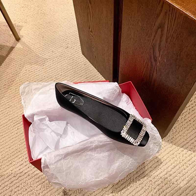 滑っこいシューズ レディース スクエアトゥ 置き目撥ねのける バックル 黒いこと 伝達ルート石ころ 通い用 歳月 軽さ 伸縮性