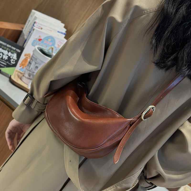 レディース 御徒面子 革 ショルダーバッグ 饅頭型 脇下御徒面子 レトロ 通い用 曲がったがけ サドル御徒面子 流行り物 パウダーコンパクト ミニ 鞄 普段使い走り 今めかしい