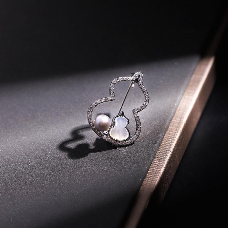 レディース ブローチ ひょうたん型 ビジュー 花モチーフ 華奢 上品 高級感 スーツ セーター アクセサリー 普段使い