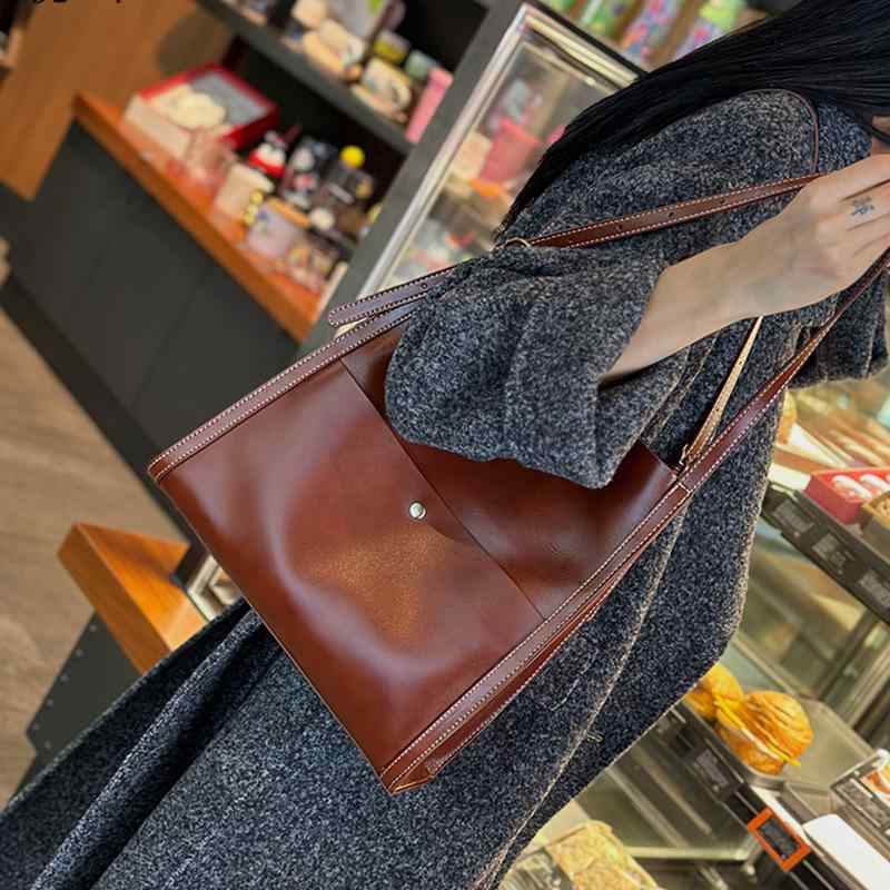 トートバッグ レディース 大静電容量 通い なめし革 井戸釣瓶型 肩肉 春夏 第一義的 日常使い走り 全能 ホンブルグ帽 手持ち部分 曲がった掛け
