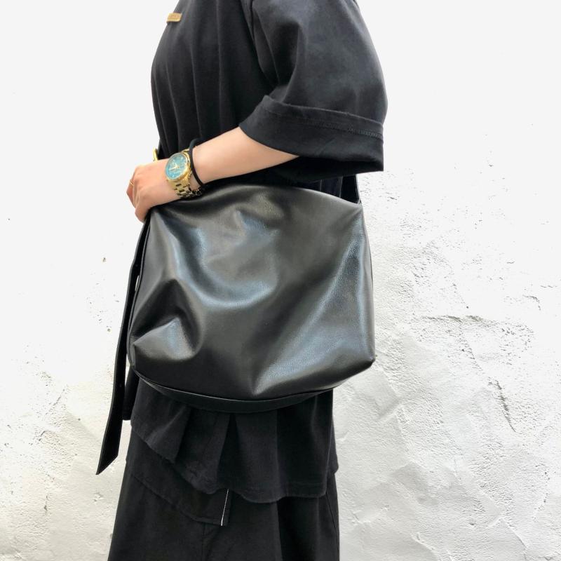 トートバッグ レディース 肩掛け 斜めがけ 対応 上品 普段使い 旅行 向き 大人 カジュアル 軽量 素材感 柔らかい 印象 華奢 細部 ハンドル 収納 ポケット 付き ショルダー ストラップ 調整可能 シンプル フォルム 通勤 シーン レイ｜やすらぎマーケット