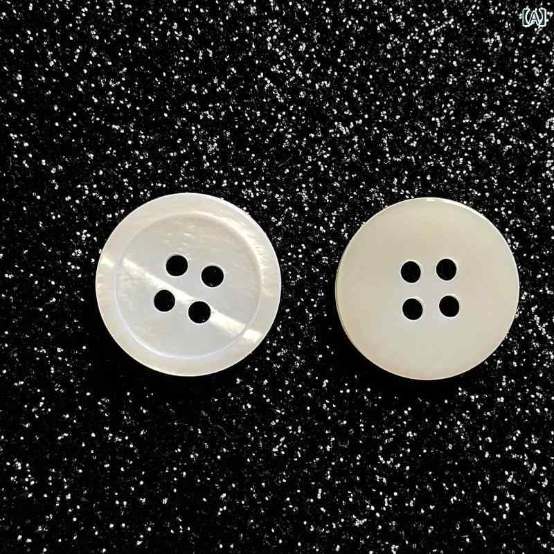 貝ボタン アコヤ貝 マザーオブパール シャツボタン ブラウス用 薄型 ワイドリム 裁縫材料 付け替え用 ホワイト 上品 115mm 10mm 手芸 パーツ 貝殻ボタン｜やすらぎマーケット